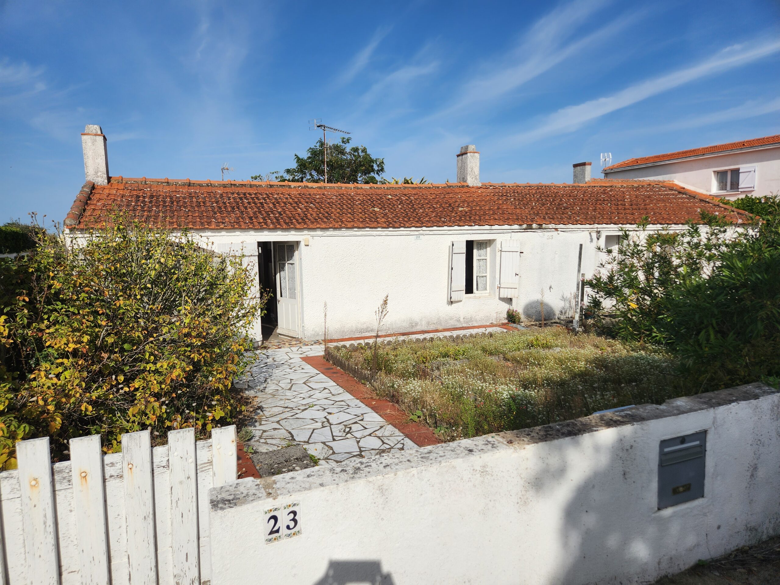 LA GUERINERE, situation idéale ; à quelques pas de la dune et plage de la cour, maison de pays